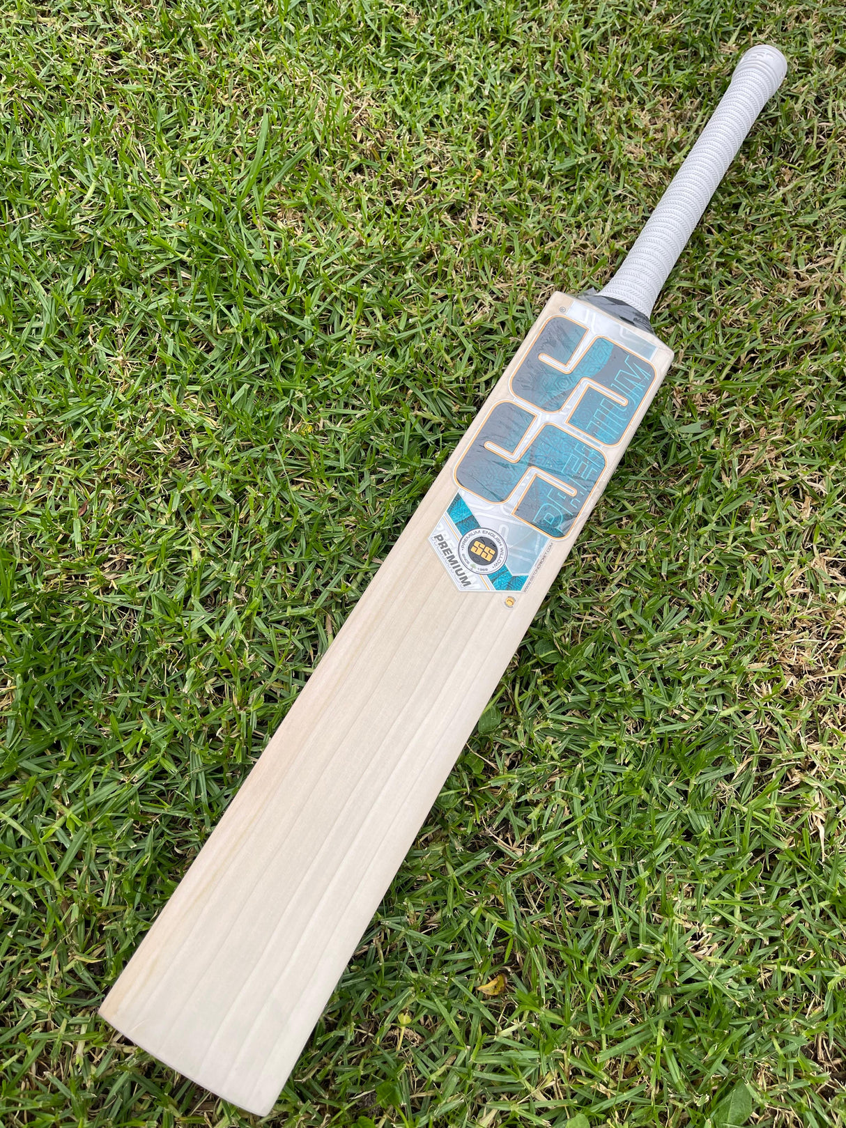SS Premium Edition English willow Cricket Bat - 6 Grains 1200g - 2.7lb