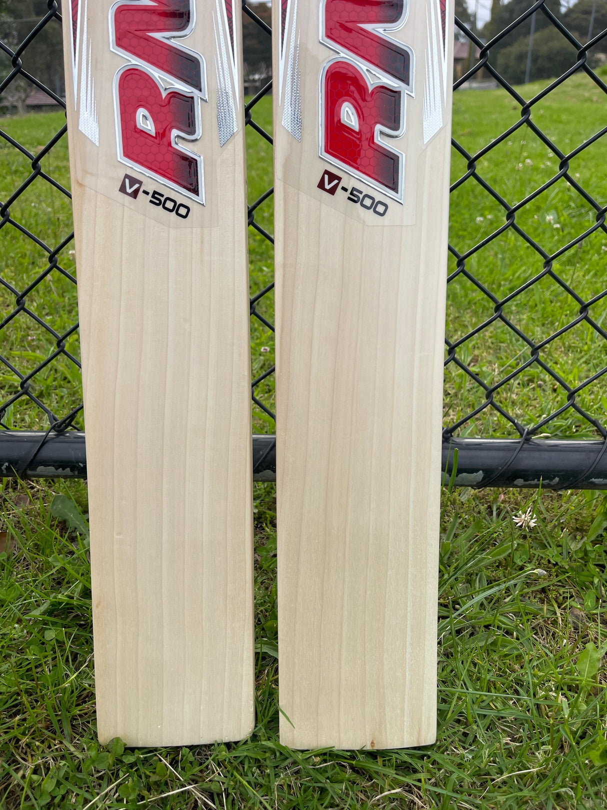 RNS Larsons V-500-Grade 1 English Willow Cricket Bat -1158g / 2.7 lb