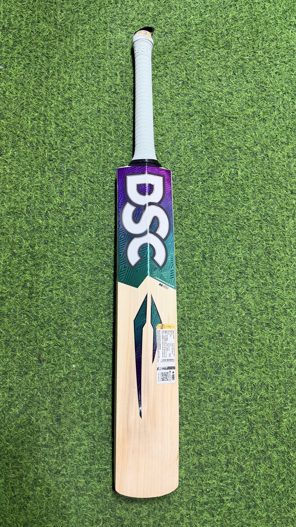 DSC RS 060 -Grade 1 English willow Cricket Bat - 9 Grains - 1195g