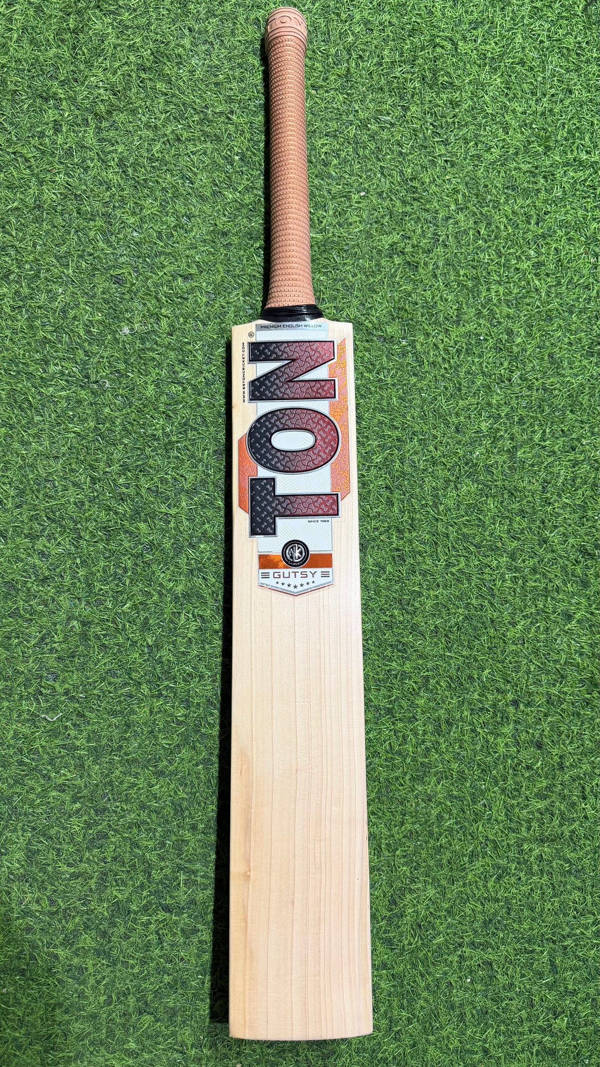 SS TON Gusty English willow Cricket Bat - 1155g / 8 Grains