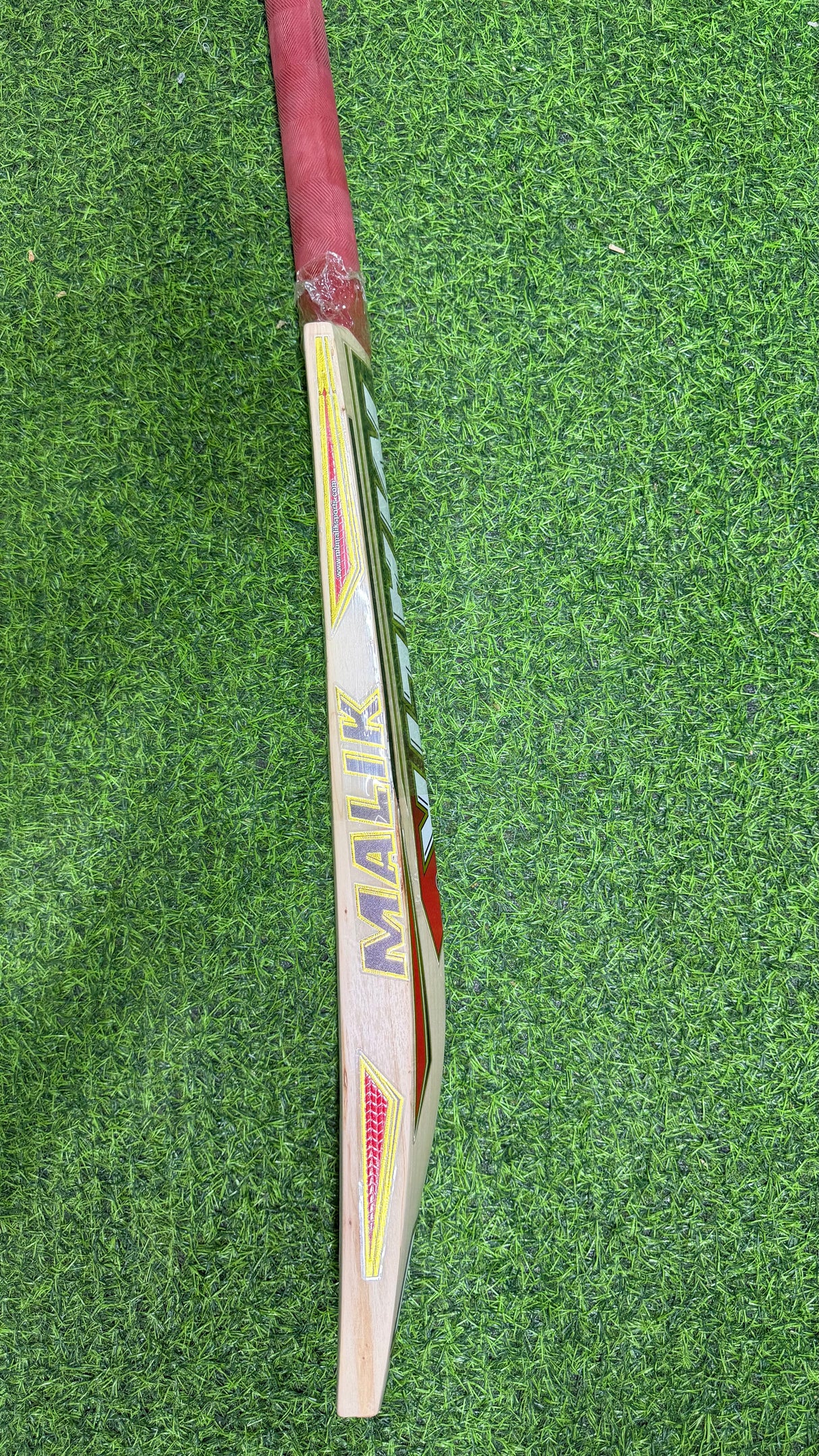 MB MALIK H PRO EDITION ENGLISH WILLOW CRICKET BAT-9 GRAINS-1275g