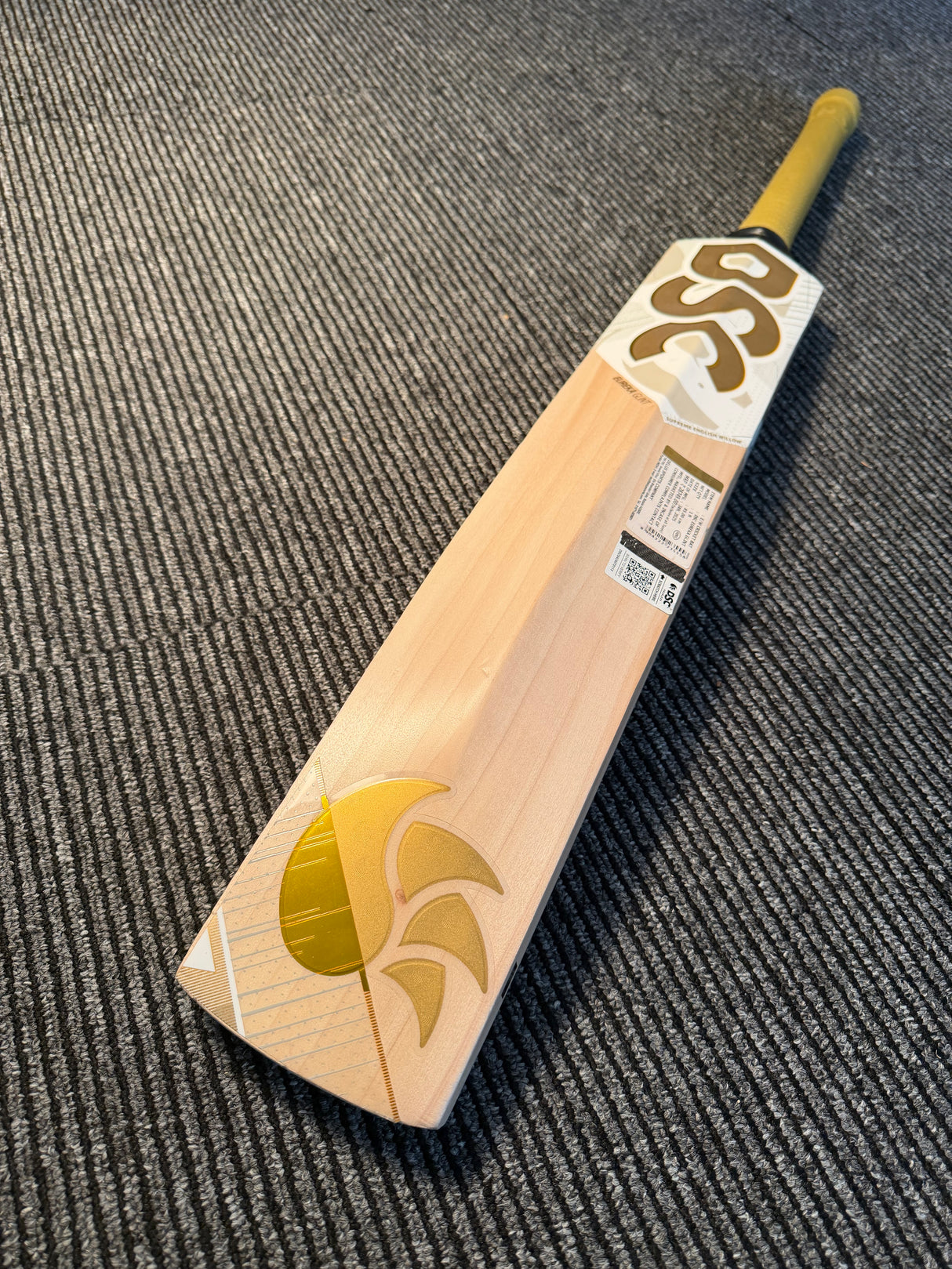 DSC Eureka Glint English willow Cricket Bat - 8 Grains - 1225g