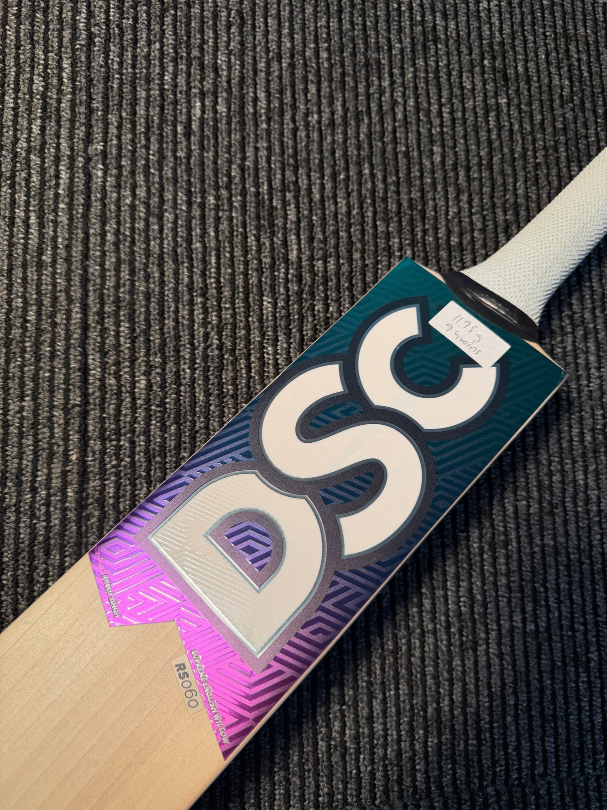 DSC RS 060 Grade 1 English willow Cricket Bat - 9 Grains - 1195g