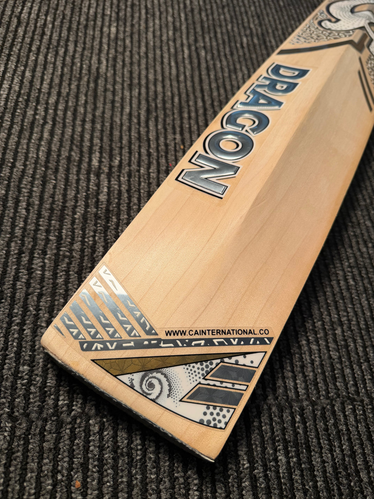 CA GOLD DRAGON English Willow Cricket Bat - 8 Grains-1209g - 2.8 lb