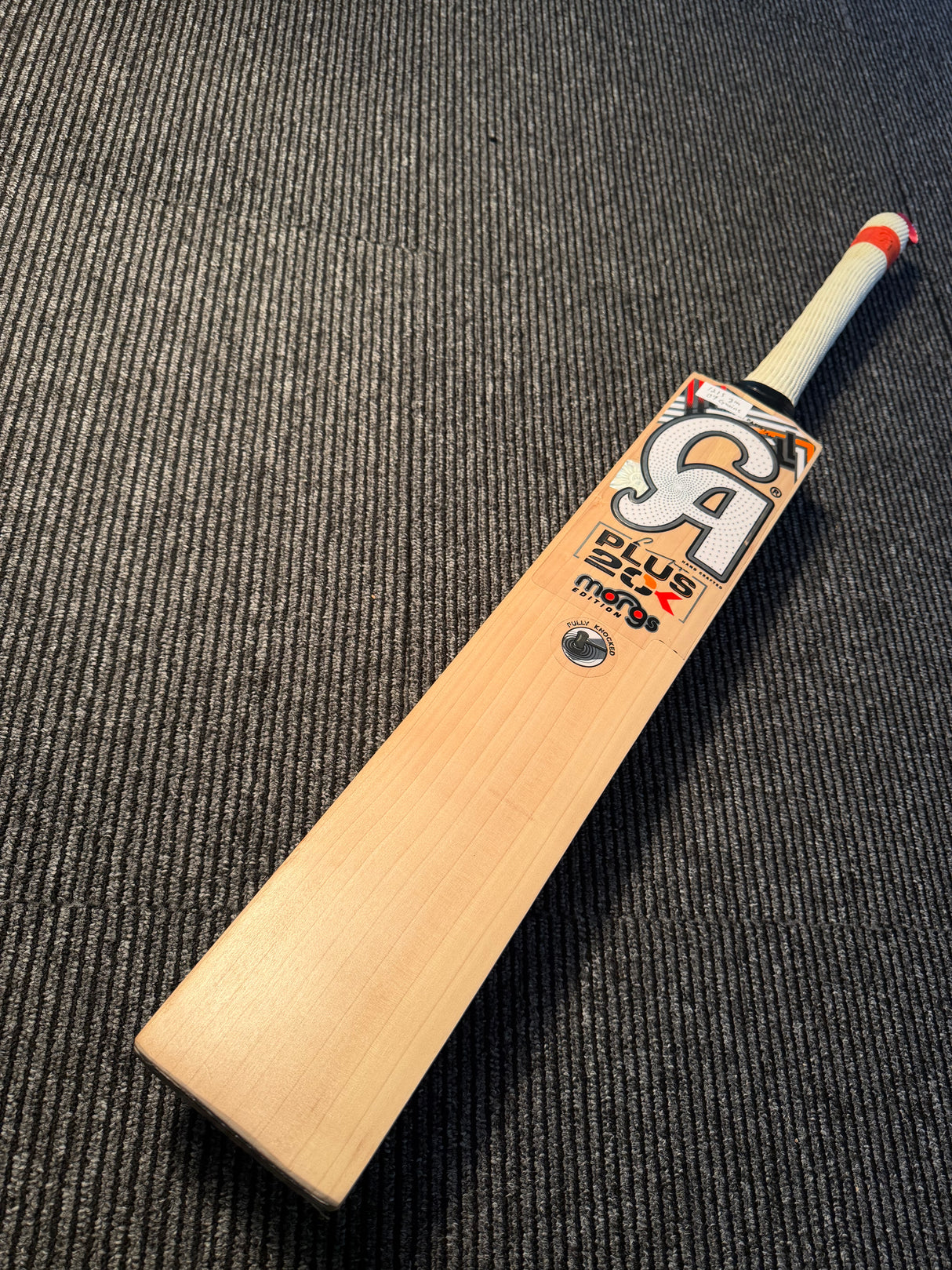 CA Plus 20K Eoin Morgan-Player Grade English Willow Cricket Bat -1215g-9 Grains - 2.8 lb