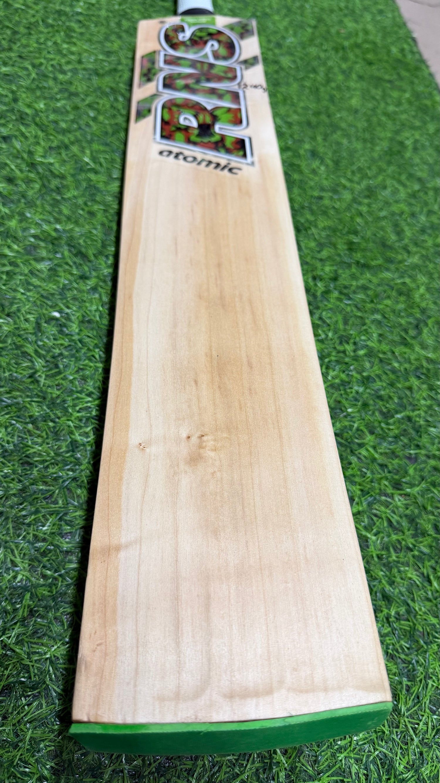 RNS Atomic- English Willow Nurtured Cricket Bat - 1240g