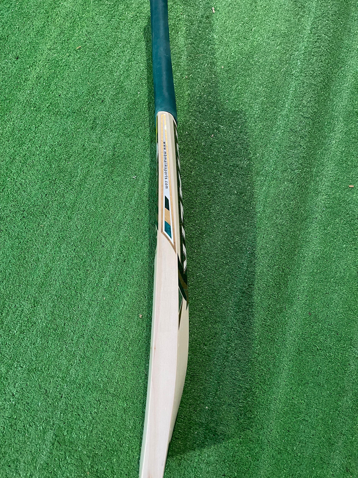 MB MALIK PLAYERS EDITION ENGLISH WILLOW CRICKET BAT -1235g-10 Grains
