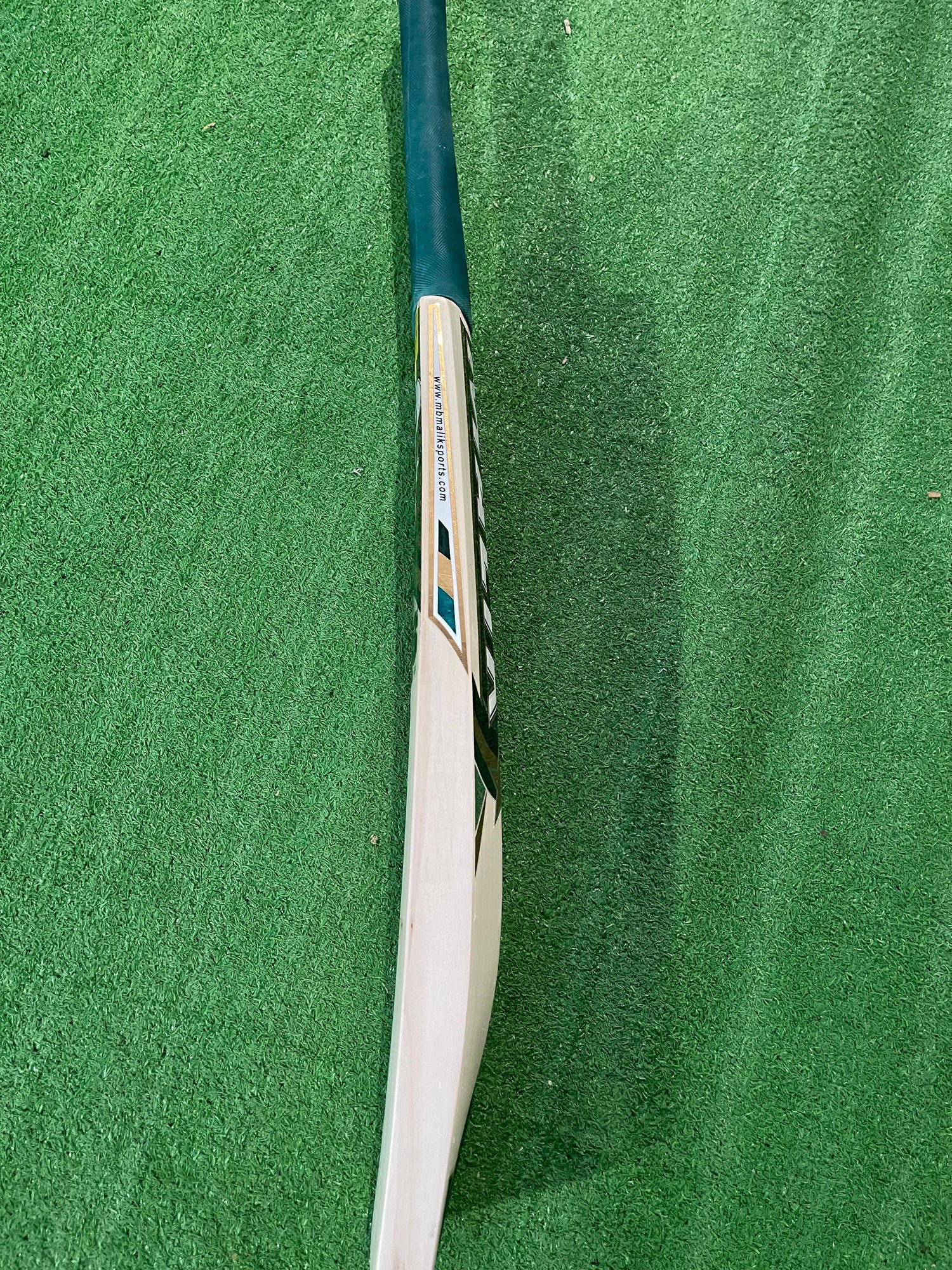 MB MALIK PLAYERS EDITION ENGLISH WILLOW CRICKET BAT -1235g-10 Grains