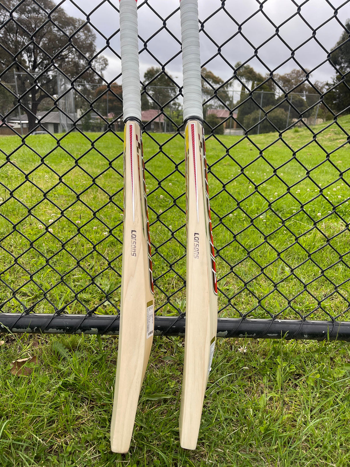 RNS Larsons V-500-Grade 1 English Willow Cricket Bat -1158g / 2.7 lb