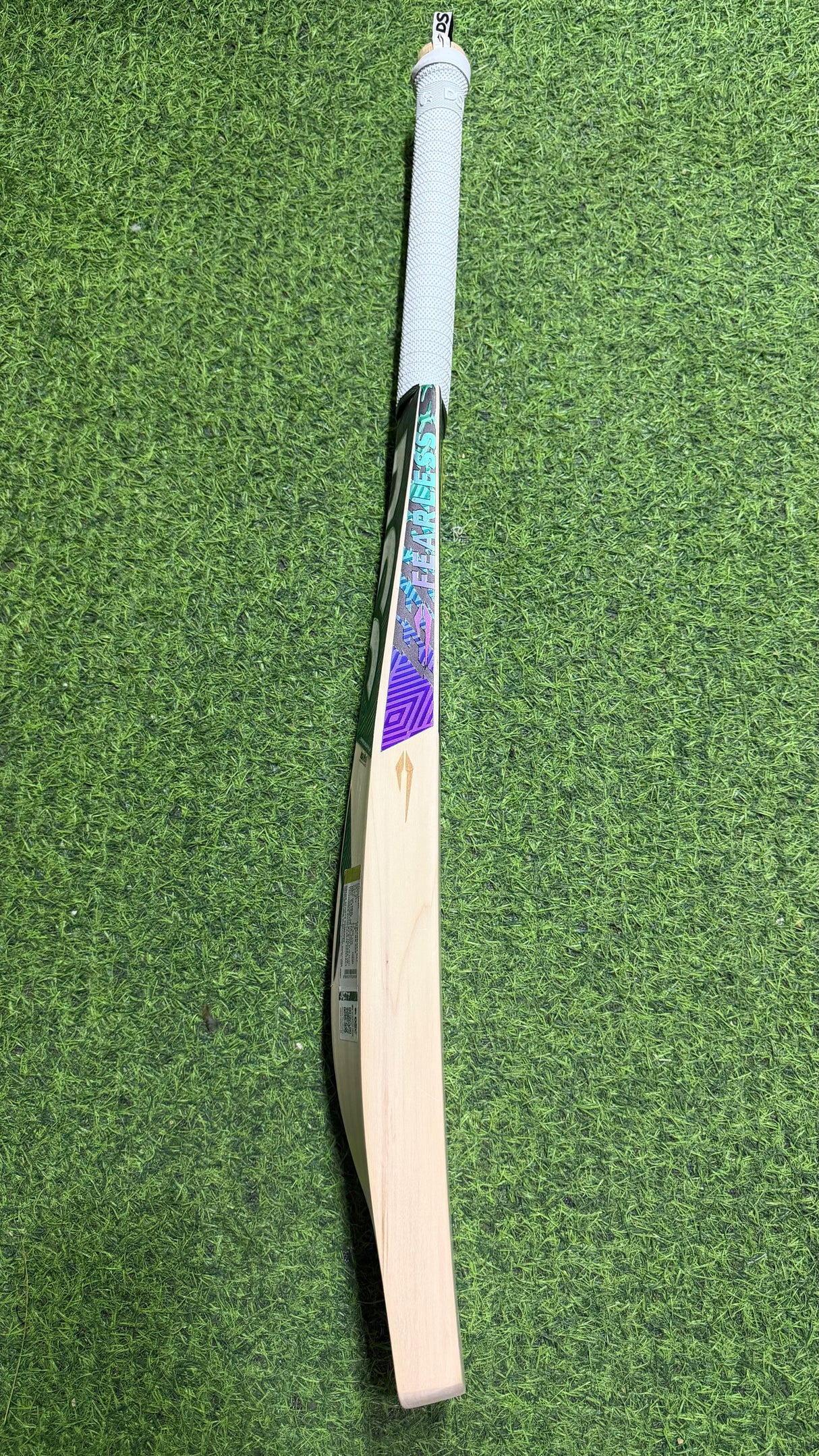 DSC RS 060 -Grade 1 English willow Cricket Bat - 9 Grains - 1195g