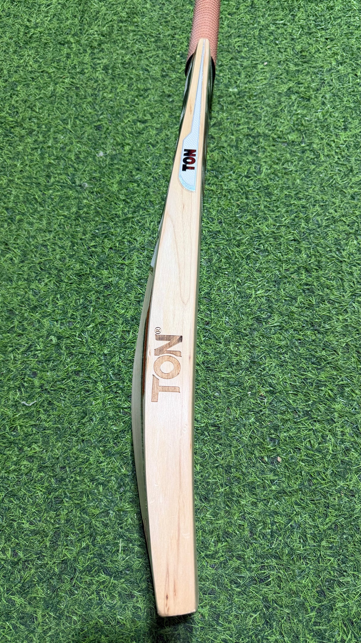 SS TON Gusty English willow Cricket Bat - 1155g / 8 Grains