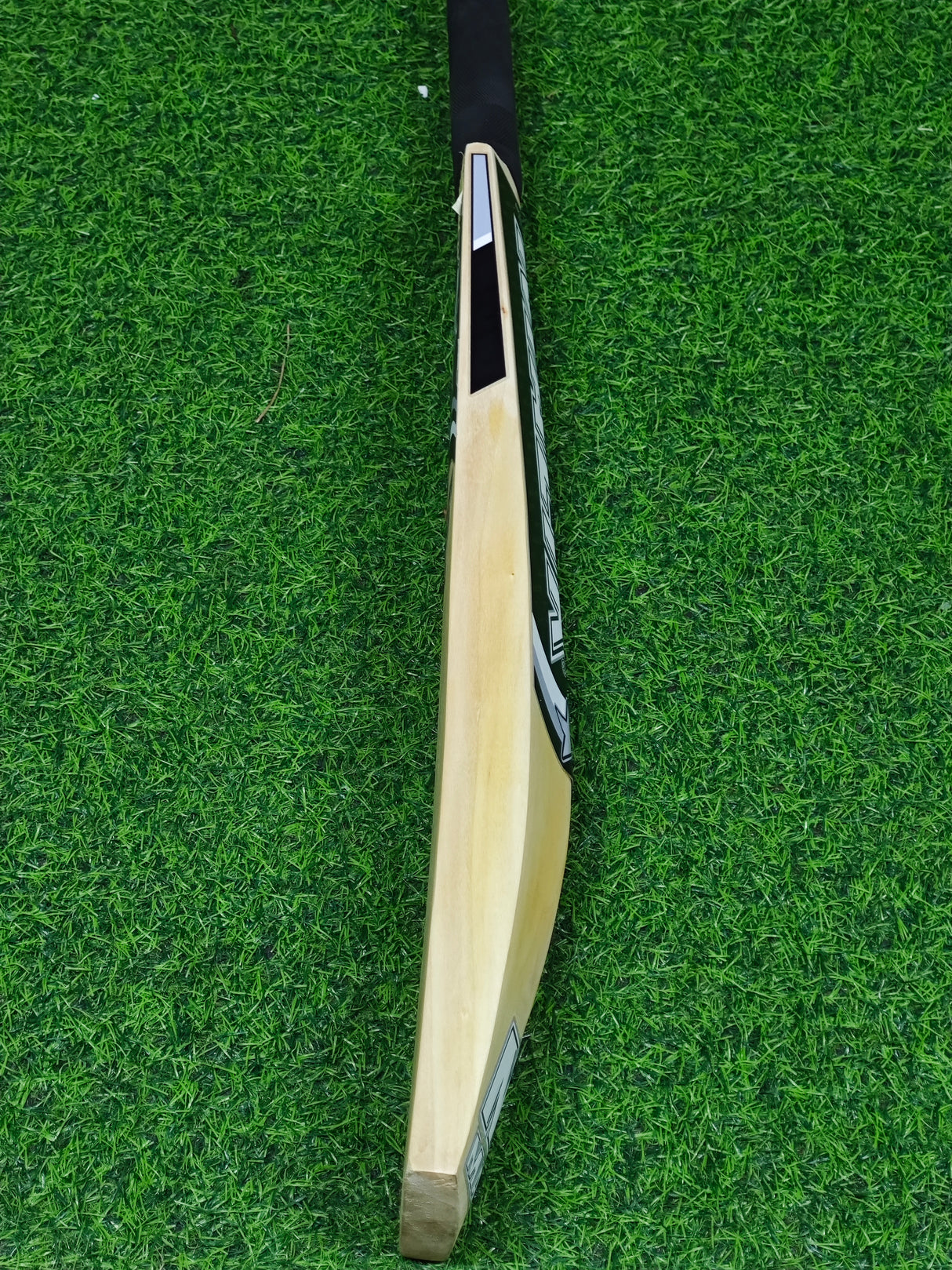 MB MALIK PERFORMANCE ENGLISH WILLOW CRICKET BAT-1235g-4 Grains