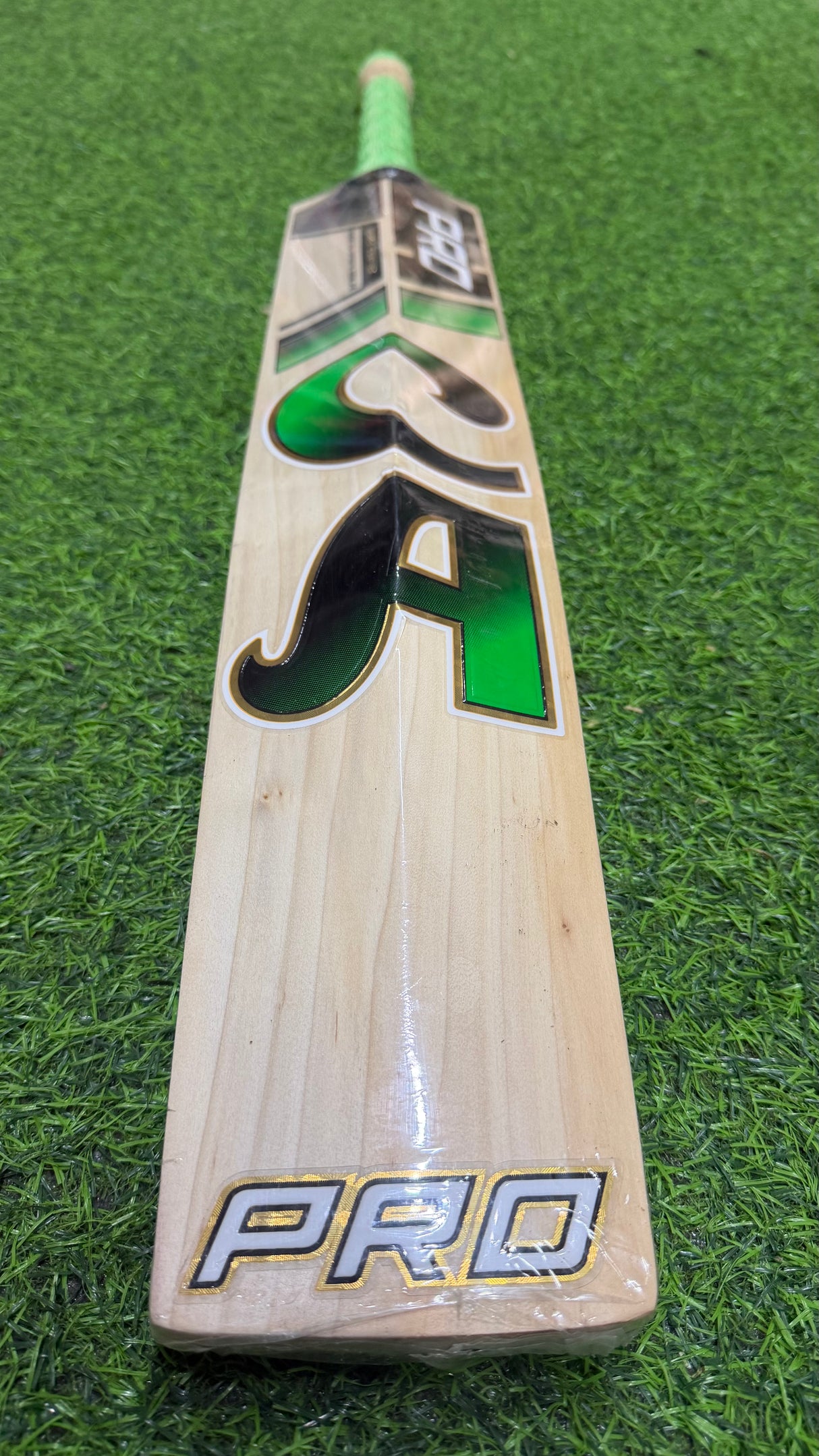 CA PRO 15000 Cricket Bat- English Willow-8 Grains-1220g