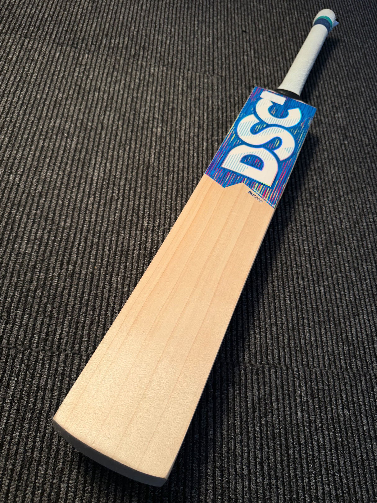 DSC BLU 200 Supreme English willow Cricket Bat  6 Grains 1160g