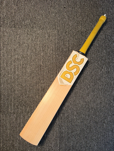 DSC Eureka Glint English willow Cricket Bat - 8 Grains - 1225g