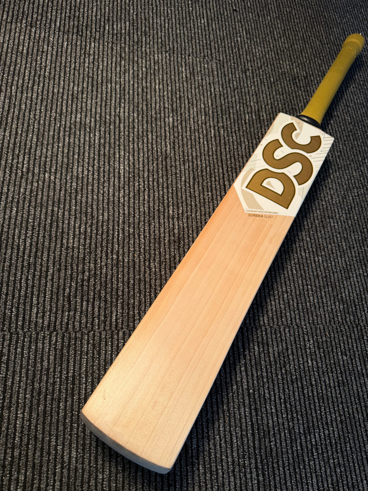 DSC Eureka Glint English willow Cricket Bat - 8 Grains - 1225g