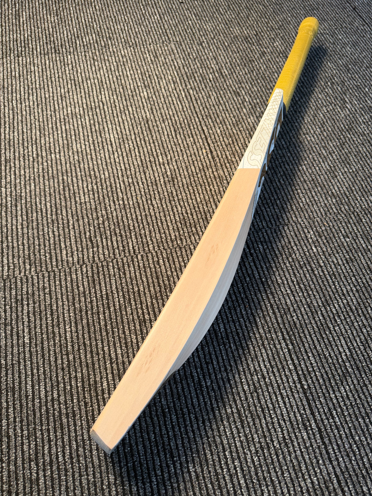 DSC Eureka Glint English willow Cricket Bat - 8 Grains - 1225g
