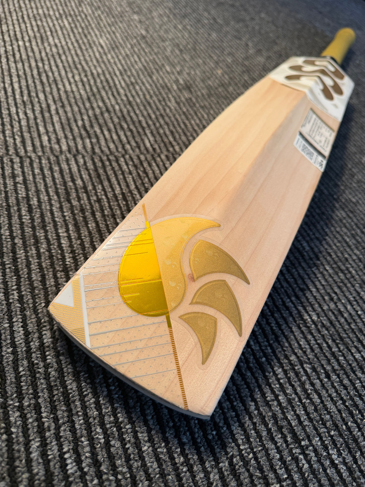 DSC Eureka Glint English willow Cricket Bat - 8 Grains - 1225g