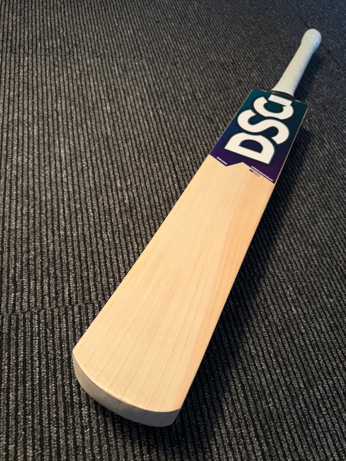 DSC RS 060 Grade 1 English willow Cricket Bat - 9 Grains - 1195g