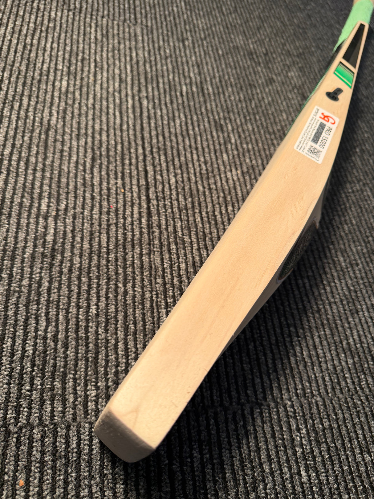 CA PRO 15000 Cricket Bat- Grade 1 English Willow - 8 Grains 2.8 lb