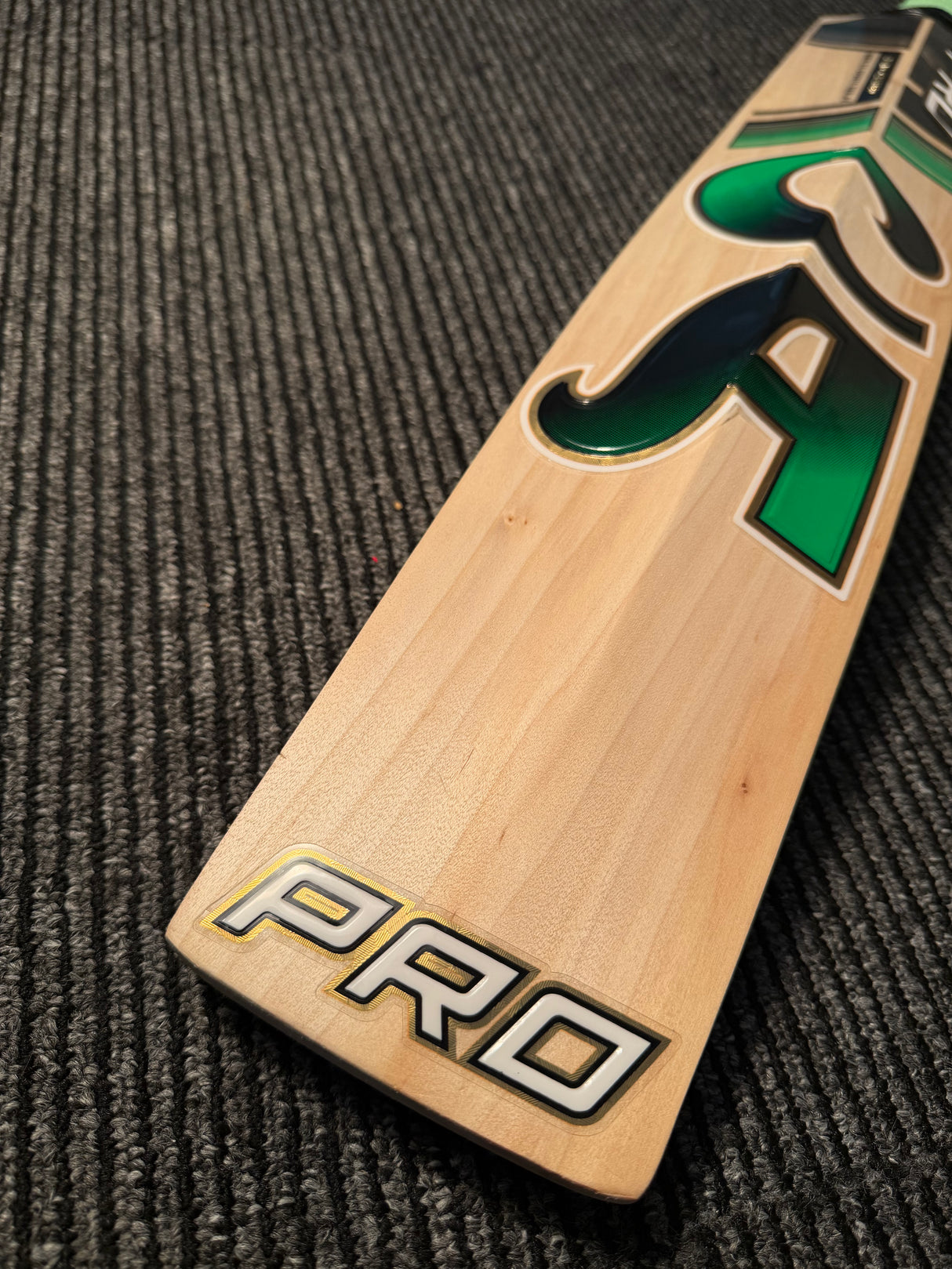 CA PRO 15000 Cricket Bat- Grade 1 English Willow - 8 Grains 2.8 lb