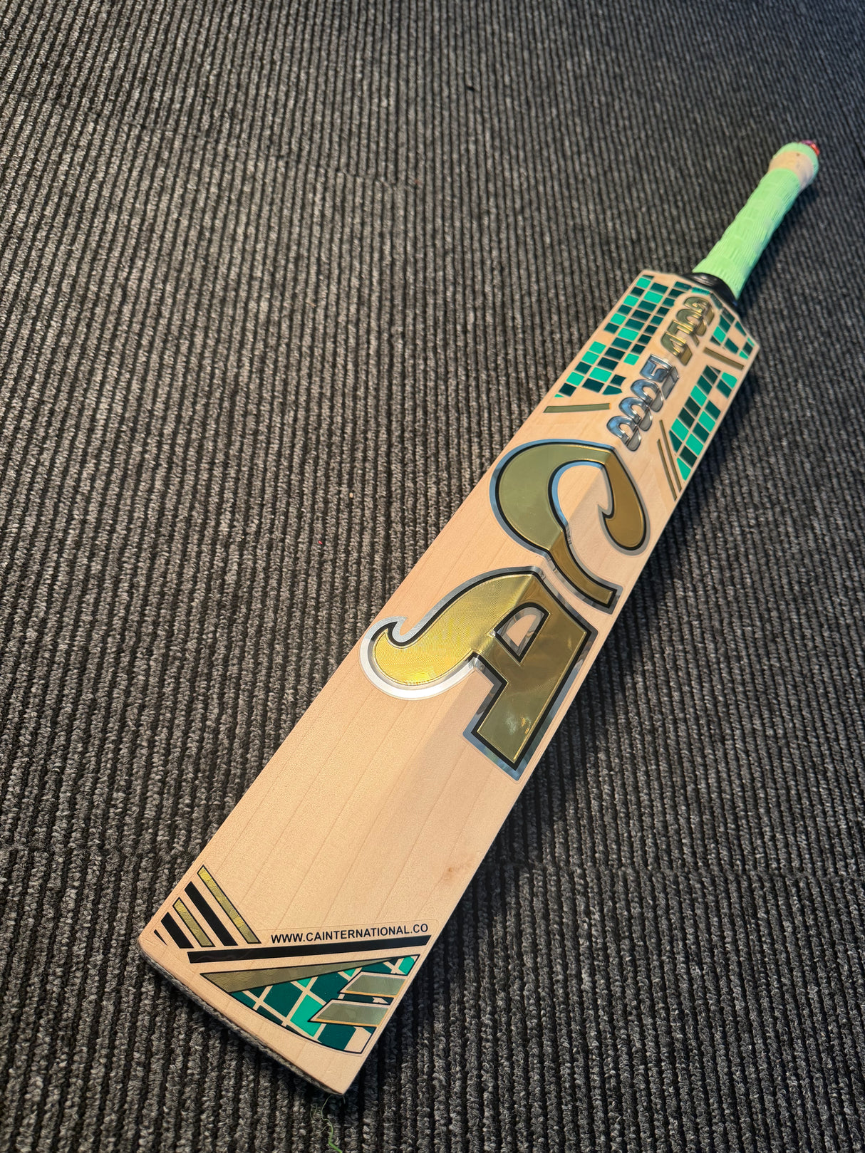 CA Gold 15000 Cricket Bat-Grade 1 English Willow-7 Grains-1215g