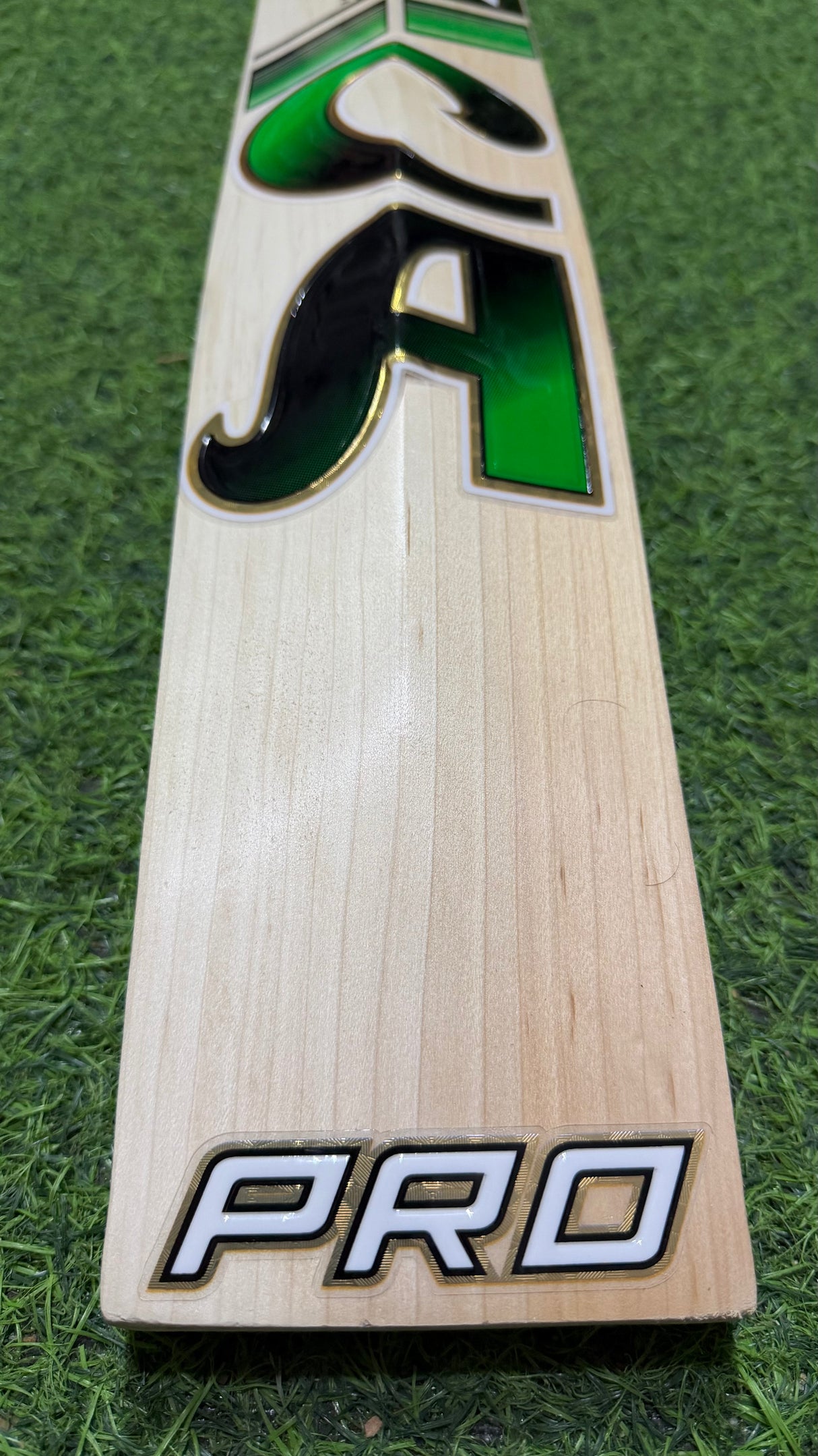 CA PRO 15000 Cricket Bat- English Willow - 14 Grains / 2.7 lb