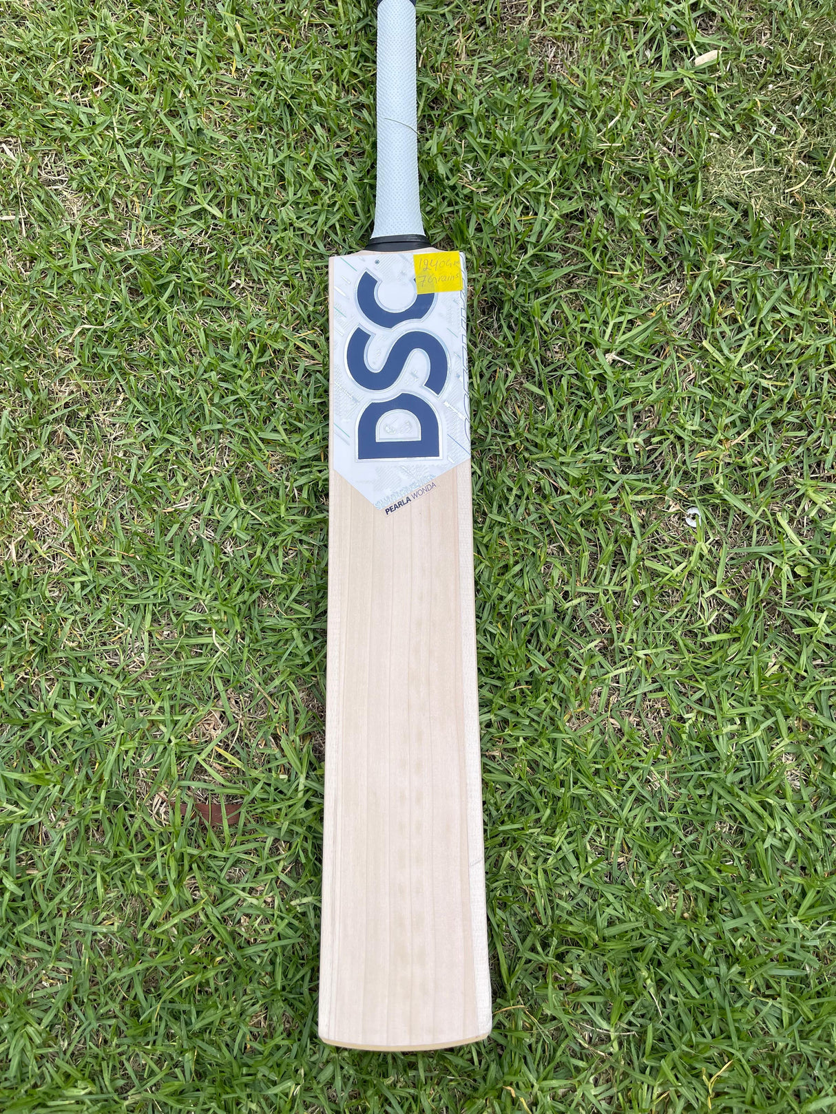 DSC Pearla Wonda -Grade 2 English willow Cricket Bat - 7 Grains - 1240 g